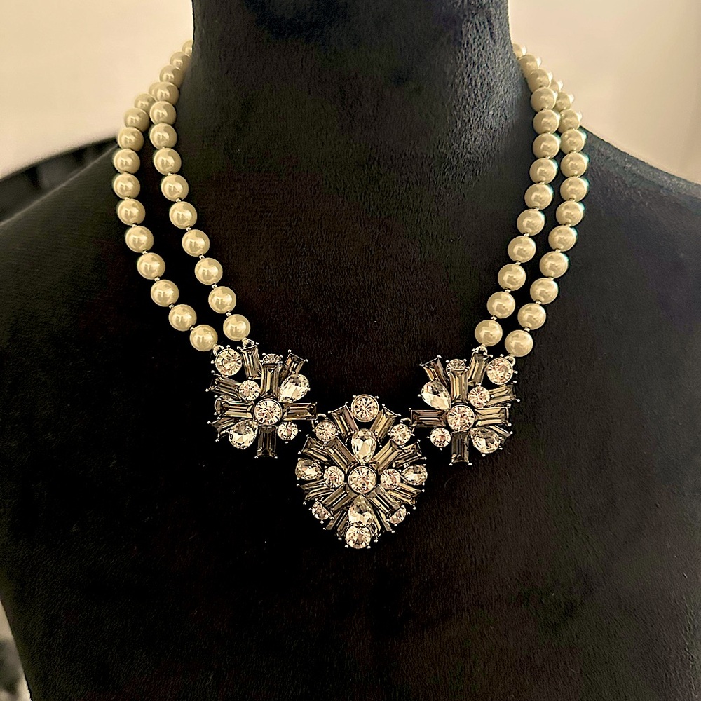 Elegant Pearl and Crystal Statement Necklace